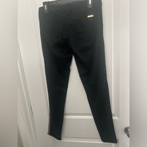 Lilly Pulitzer pants. Beautiful gold detail on the sides. Size 2 - Picture 2 of 8